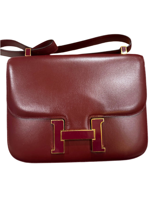 HERMES - CONSTANCE  HANDBAG IN BURGUNDY BOX LEATHER . LIMITED HARDWARE