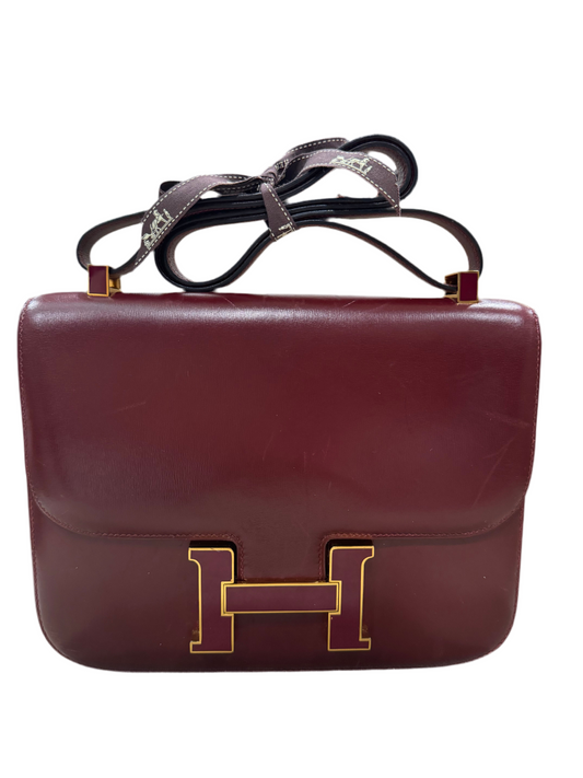 HERMES - CONSTANCE  HANDBAG IN BURGUNDY BOX LEATHER . LIMITED HARDWARE